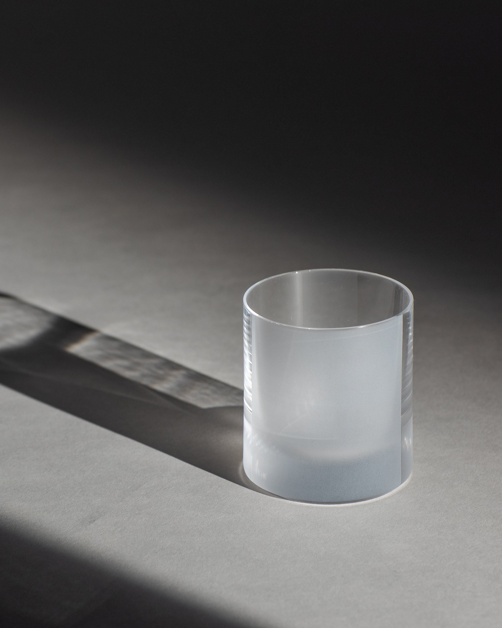 Hand-blown crystal tumbler with half-frosted finish, with ambient lighting